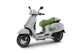 Vespa “Edisi Ke-80”: edisi koleksi, hanya diproduksi sebanyak 1.946 unit