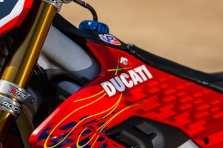 Ducati: una livrea firmata Troy Lee per Tony Cairoli
