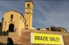 MotoGP: Via gli striscioni di Valentino da Tavullia: coprono le mura medievali