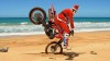 Moto - News: Altro che slitta e renne, Babbo Natale arriva impennando con l’enduro